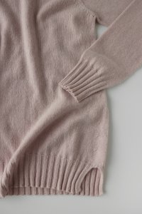 Свободный свитер нежно-розового цвета