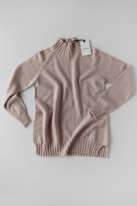 Свободный свитер нежно-розового цвета